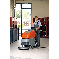 Industrijski pralno sesalni stroj SCRUBMASTER B45 TB 430 / 105 Ah (HAKOMATIC B45), ki ga opravlja delavec na gasilski postaji