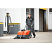 robustni industrijski pometalni stroj za brezprašno notranje in zunanje čiščenje manjših in srednje velikih površin SWEEPMASTER B800 (HAMSTER 800E) zunaj na bencinski črpalki
